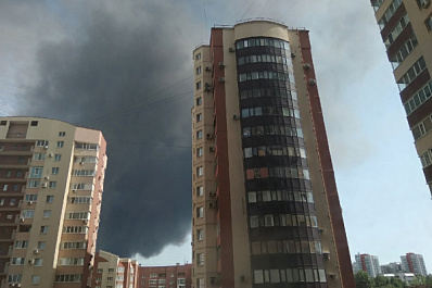 Крупный пожар на складе в Самаре тушат 95 человек
