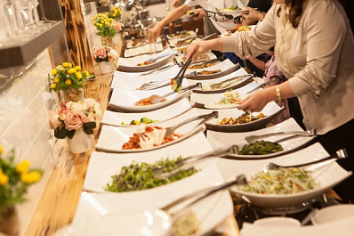 Россиянам в Турции запретили брать самим еду со шведского стола