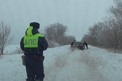 В Волжском районе мужчина на иномарке попал в снежный плен