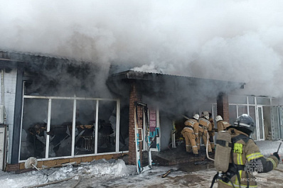 В Тольятти полыхает кровля развлекательного комплекса