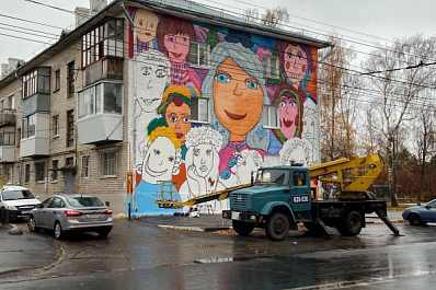 На фасаде тольяттинского дома появилась семья