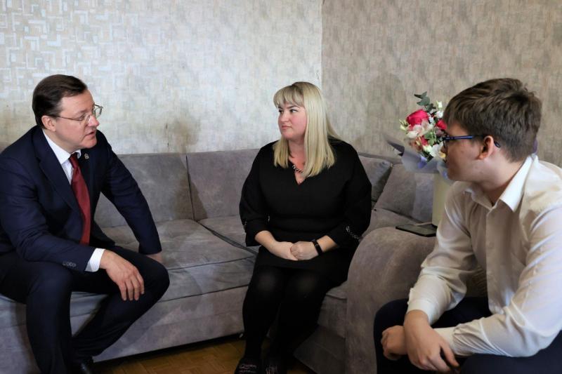 Дмитрий Азаров навестил семью тольяттинца, погибшего в зоне СВО