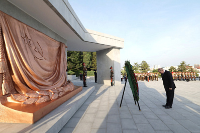 Владимир Путин и Ким Чен Ын возложили венок к монументу "Освобождение" в Пхеньяне