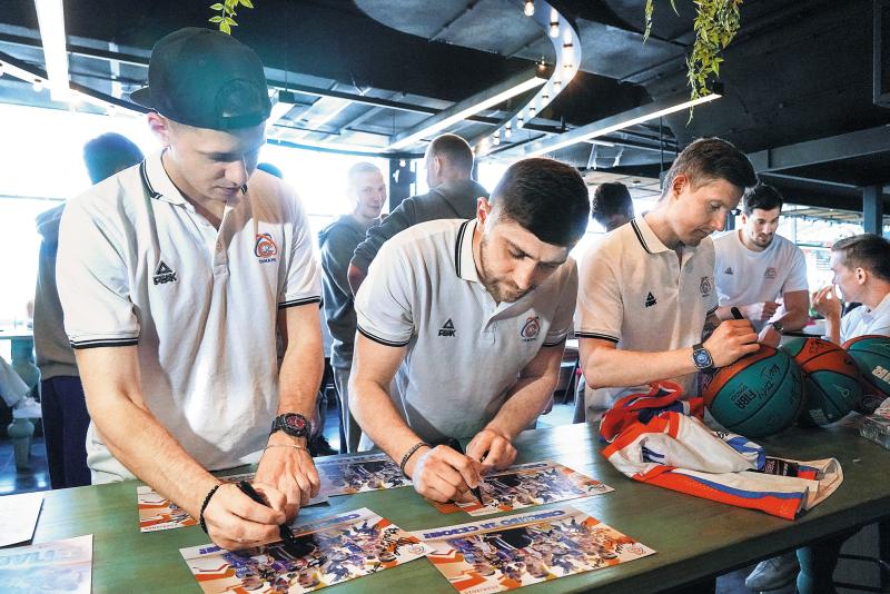 Главное - поддержка: мужская и женская команды БК "Самара" завершили сезон встречей с болельщиками