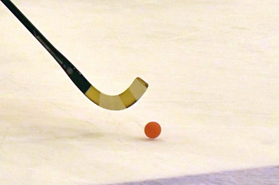 На стадионе "Нефтяник" в Новокуйбышевске проходит первенство области по хоккею с мячом 