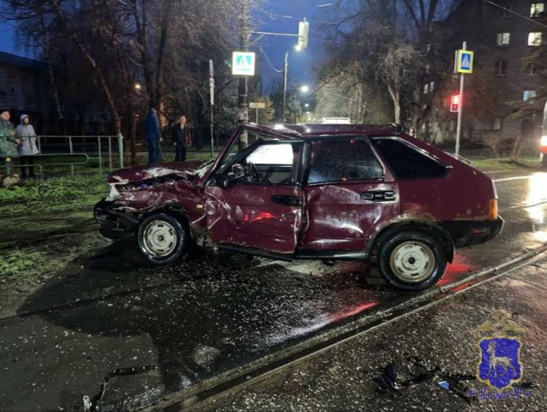 В Самаре три человека попали в больницу после столкновения Toyota и LADA