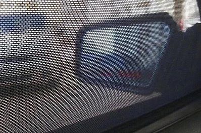 Водителям на заметку: что нельзя вешать на стекла автомобилей