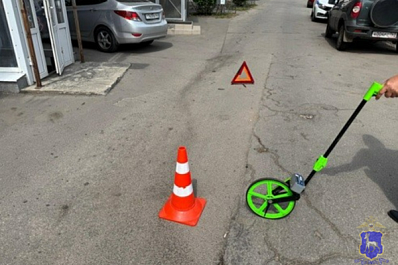 В Самаре водитель при движении задним ходом сбил пенсионерку 