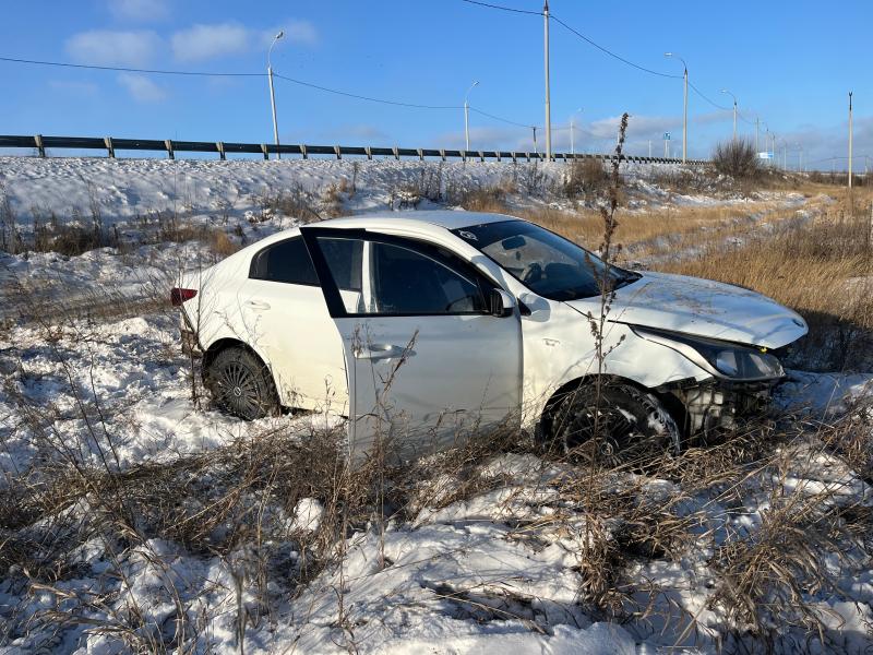 В Сызранском районе 15 декабря Kia Rio вылетела с трассы в поле