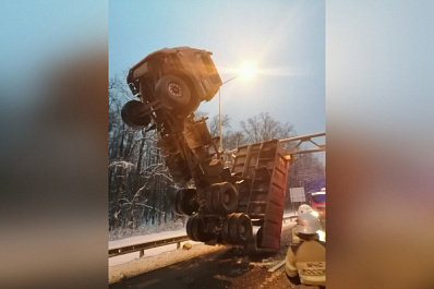 В Самаре КамАЗ встал над дорогой на дыбы