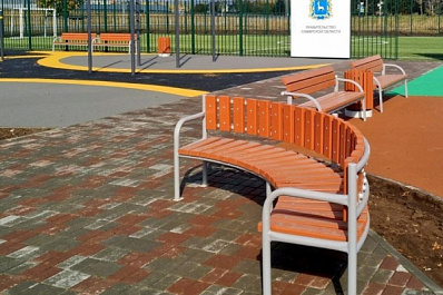 Дмитрий Азаров осмотрел готовность инклюзивной детской площадки у "Самара Арены"