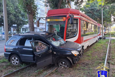 Утром 29 июля в Самаре на улице Ново-Садовой трамвай врезался в легковушку