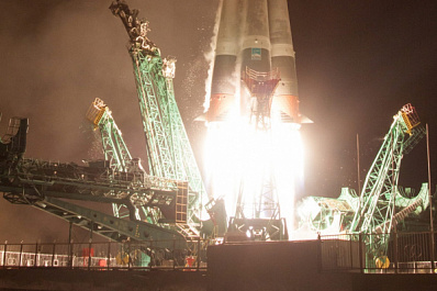 Самарская ракета-носитель "Союз" вывела на орбиту первый в мире киноэкипаж