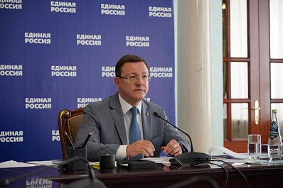 Активисты Союза женщин Самарской области представили Дмитрию Азарову свои предложения и инициативы в народную программу