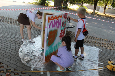 В Тольятти в новом сквере установили старые холодильники для хранения книг и журналов