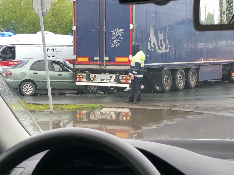 В Самаре на Заводском шоссе легковушка залетела под грузовик