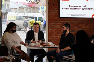 Дмитрий Азаров обсудил новые бизнес-идеи с самозанятыми жителями Самарской области