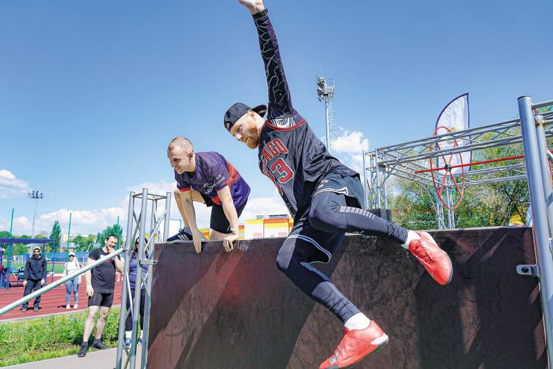 Сквозь преграды: гонки с препятствиями на 100-метровке прошли в Самаре