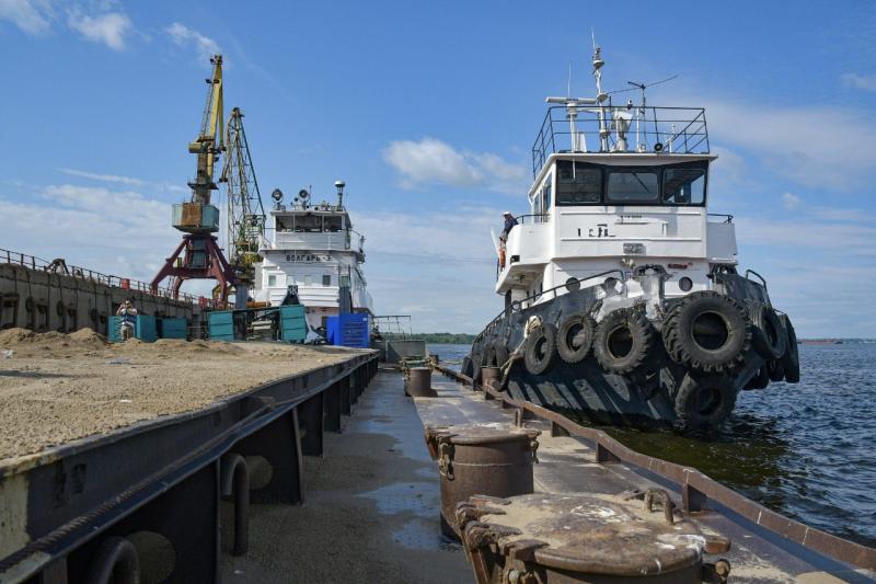 Транспортная прокуратура проверила информацию о севшей на мель барже в Самарской области