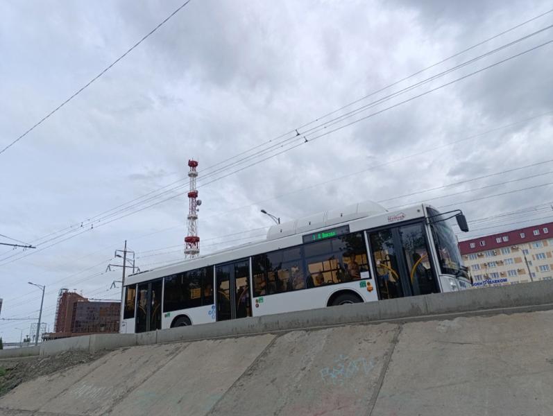 В Самаре под пассажирским автобусом провалился асфальт