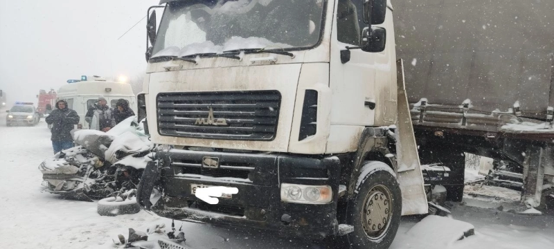 Массовое ДТП с двумя грузовиками и двумя легковушками произошло на трассе М5 в Самарской области 15 января
