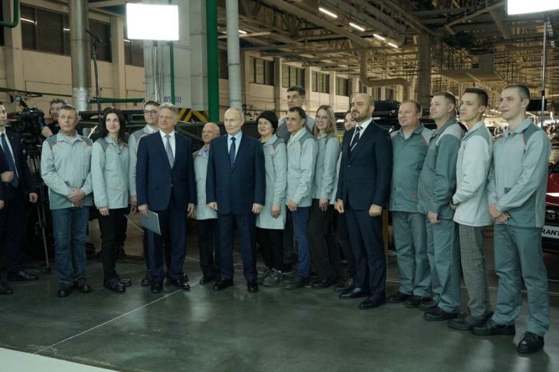 Президент Владимир Путин в рамках рабочей поездки в Самарскую область посетил АВТОВАЗ  
