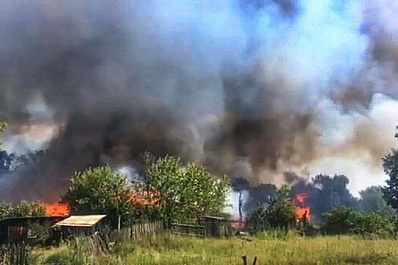 30 пожарных 3 часа тушили 800 кв. м заброшенных построек в Сызрани