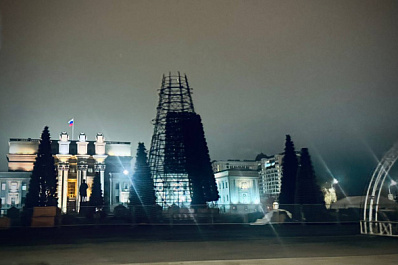 На площади Куйбышева начали устанавливать елки к Новому году