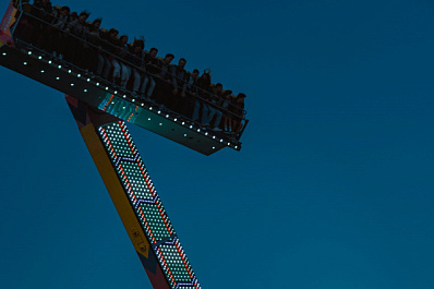 24 человека застряли на высоте на экстрим-аттракционе