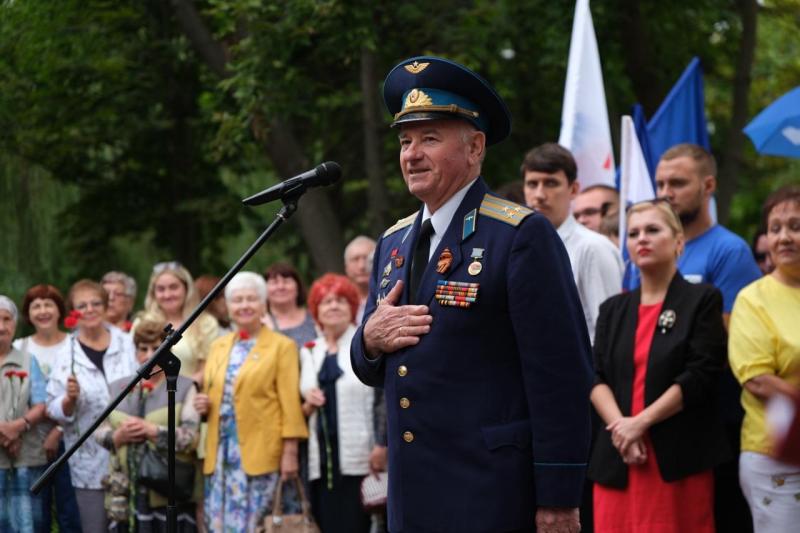 В День ВВС в Самаре возложили цветы к памятнику Юрию Гагарину
