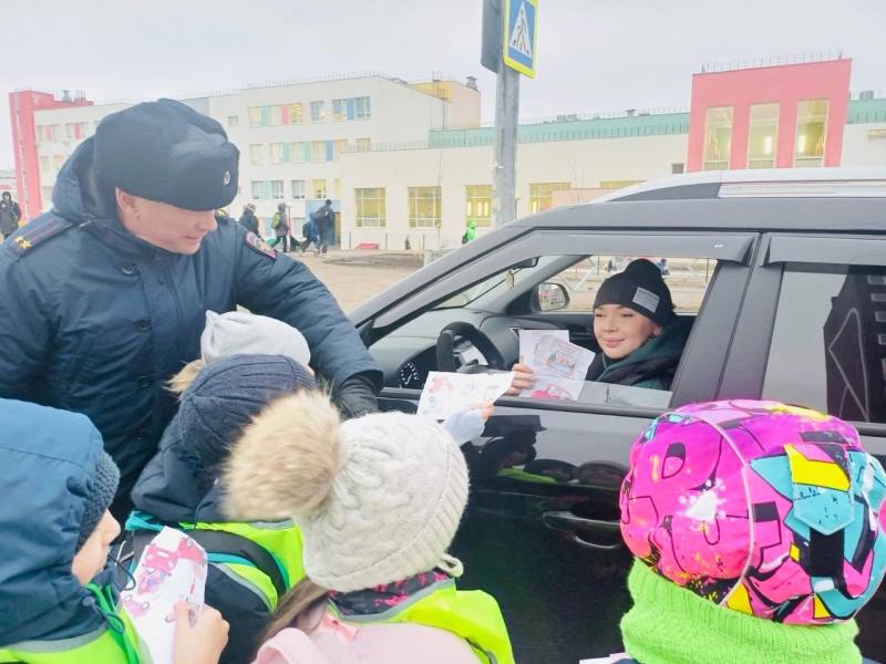 В Самарской области автомобилисткам дети вручили открытки в честь Дня матери