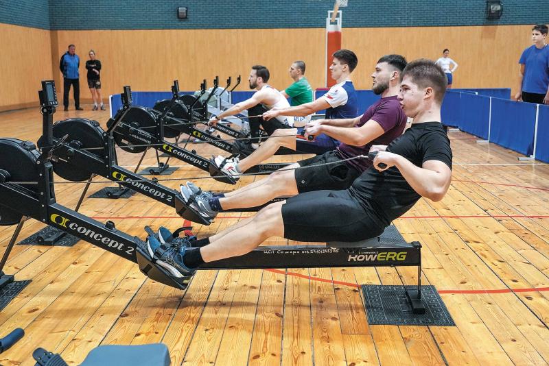 Вплавь на тренажере: соревнования по гребле-индор провели в 63-м регионе