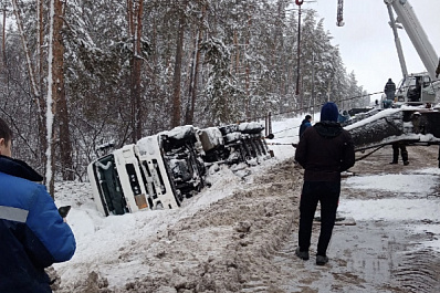В Самарской области вторые сутки пытаются поднять перевернувшуюся около "Циолковского" цистерну