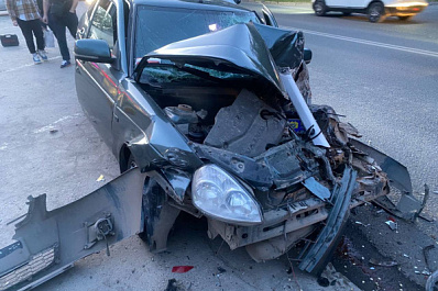 В Самаре молодой водитель на "Приоре" врезался в "Газель" и иномарку