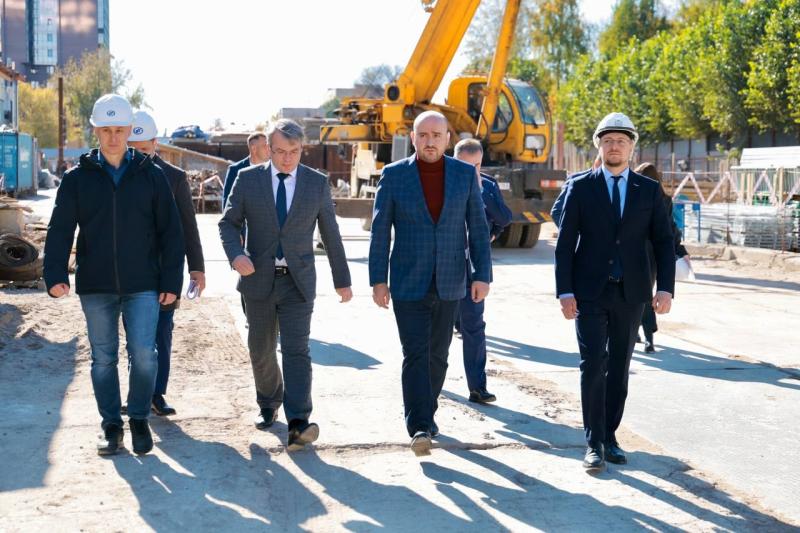 Вячеслав Федорищев посетил строящуюся станцию "Театральная" и поздравил метростроителей с профессиональным праздником
