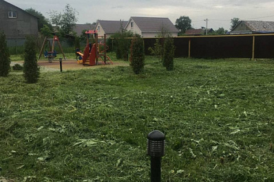 ЦУР Самарской области помогает бороться с сорной травой на детских площадках