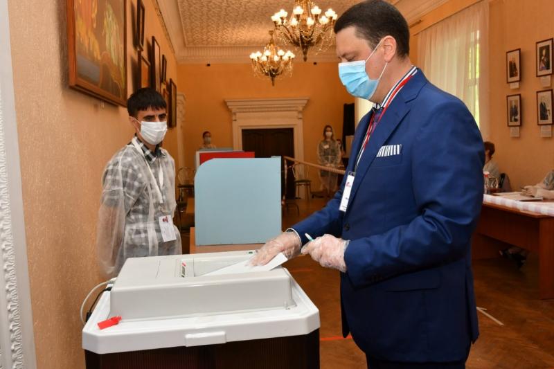 Глава регионального избиркома проголосовал по поправкам в Конституцию РФ