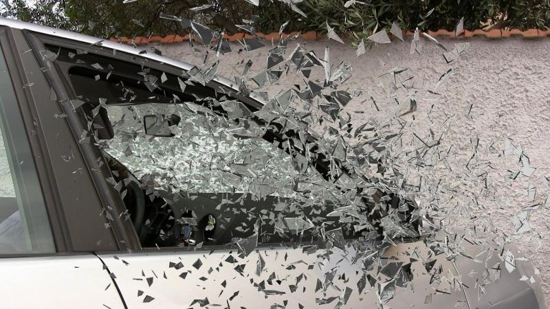 Самарские эксперты рассказали, что делать, если на вашу машину упало дерево или глыба льда