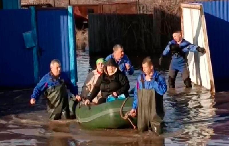 За два дня спасательная служба вывезла из зоны подтопления 15 человек