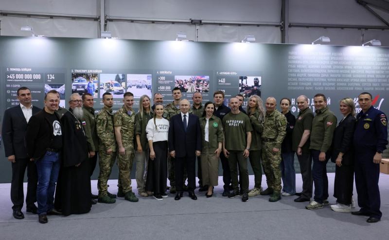 Владимир Путин вручил россиянам премию "Все для Победы!"