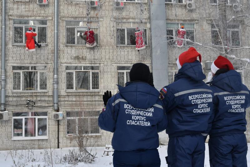 Деды Морозы - спасатели поздравили с Новым годом детей в самарской больнице, спустившись с крыши