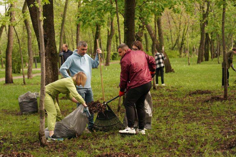 В день Всероссийского субботника Михаил Смирнов и новый состав молодежного правительства вышли на уборку территории в парке "Молодежный"
