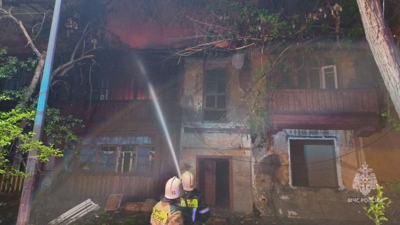 В Самаре 45 человек потушили заброшенный дом на улице Свободы