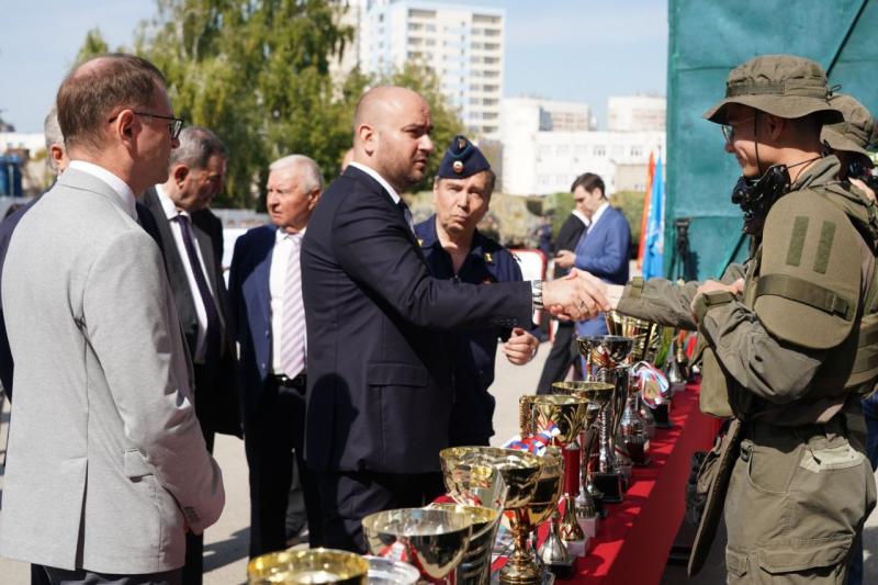 Губернатор Вячеслав Федорищев спел гимн с самарскими студентами