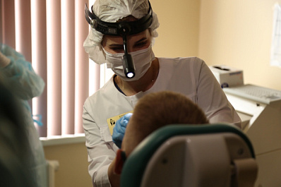 Врачи помогают подростку из Донецка восстановиться после взрыва мины