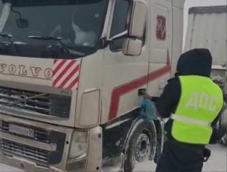 В Самарской области водитель фуры застрял на заснеженной трассе без еды и воды