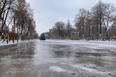 В парках Самары заливают катки и наряжают елки 