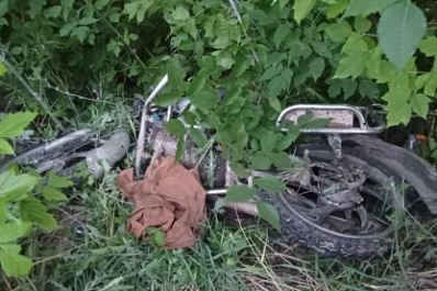 В Самарской области мужчина ночью ехал на мопеде по обочине и влетел в опору