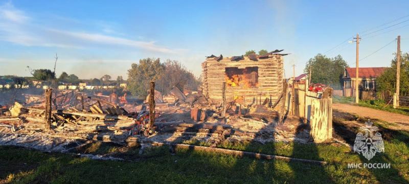 Мужчина вытащил из огня беременную жену и годовалую дочку