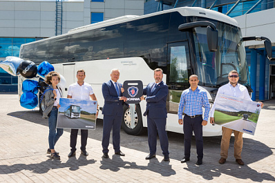 "Лада" на иномарке: тольяттинские хоккеисты обзавелись новым автобусом